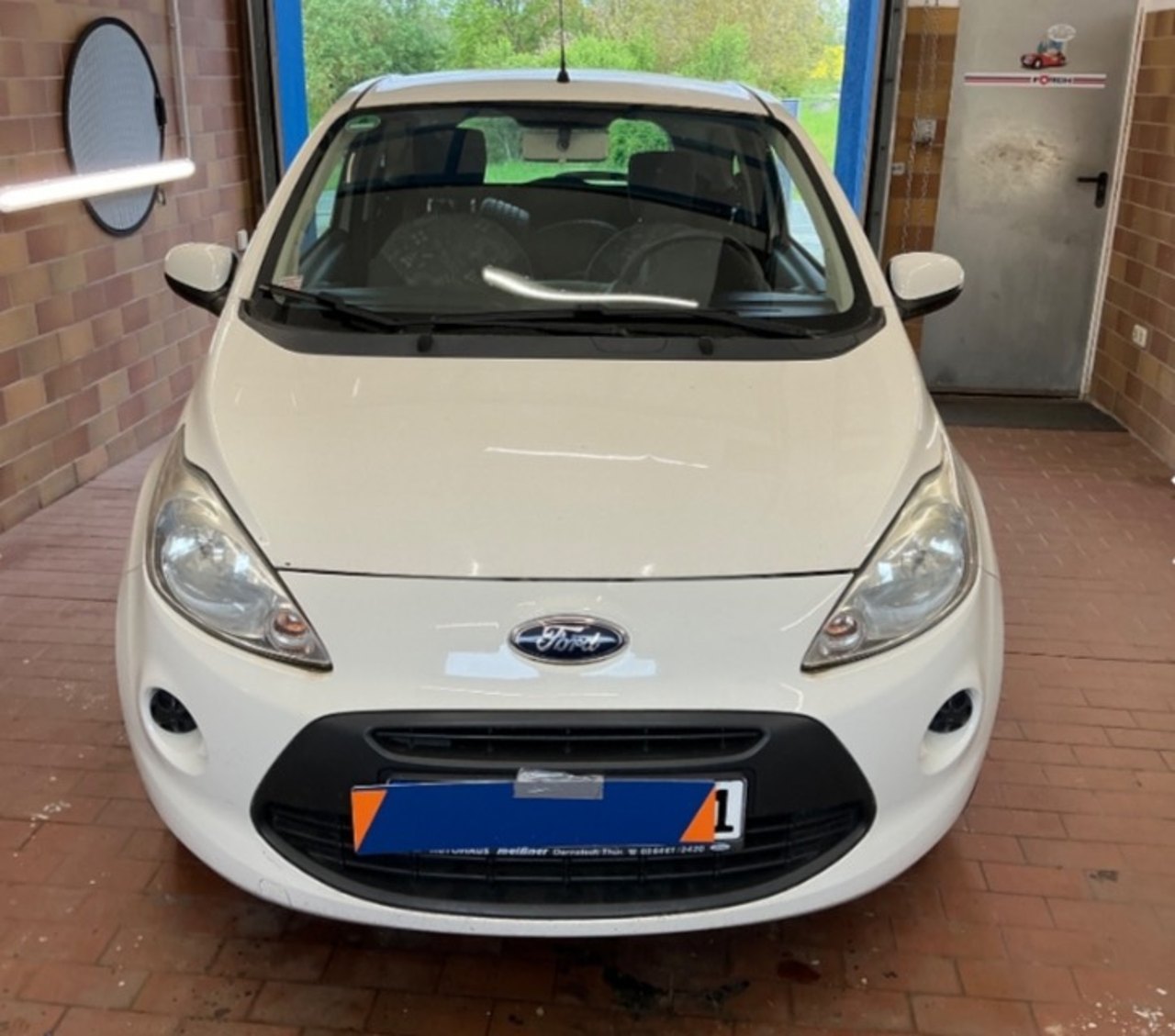 Weißer Ford Ka