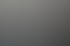 Ein Mann arbeitet an einem Computer mit zwei Monitoren; auf dem rechten Bildschirm ist eine technische Zeichnung zu sehen.