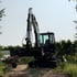Bagger hebt Pool-Fundament aus in Kandel