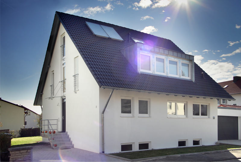 Neubau in der Schwabstraße: weißes Wohnhaus mit Satteldach und Gauben
