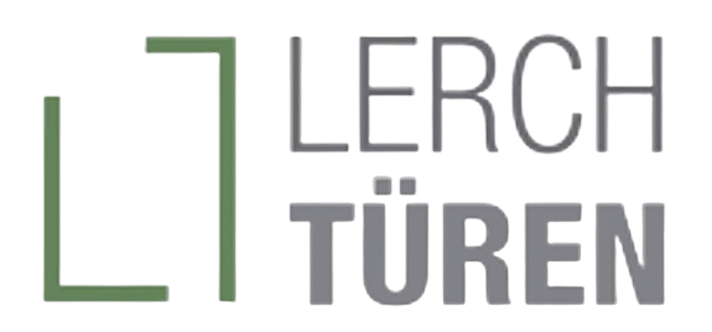 Grünes und graues Logo mit zwei grünen Klammern und dem Text "LERCH TÜREN".