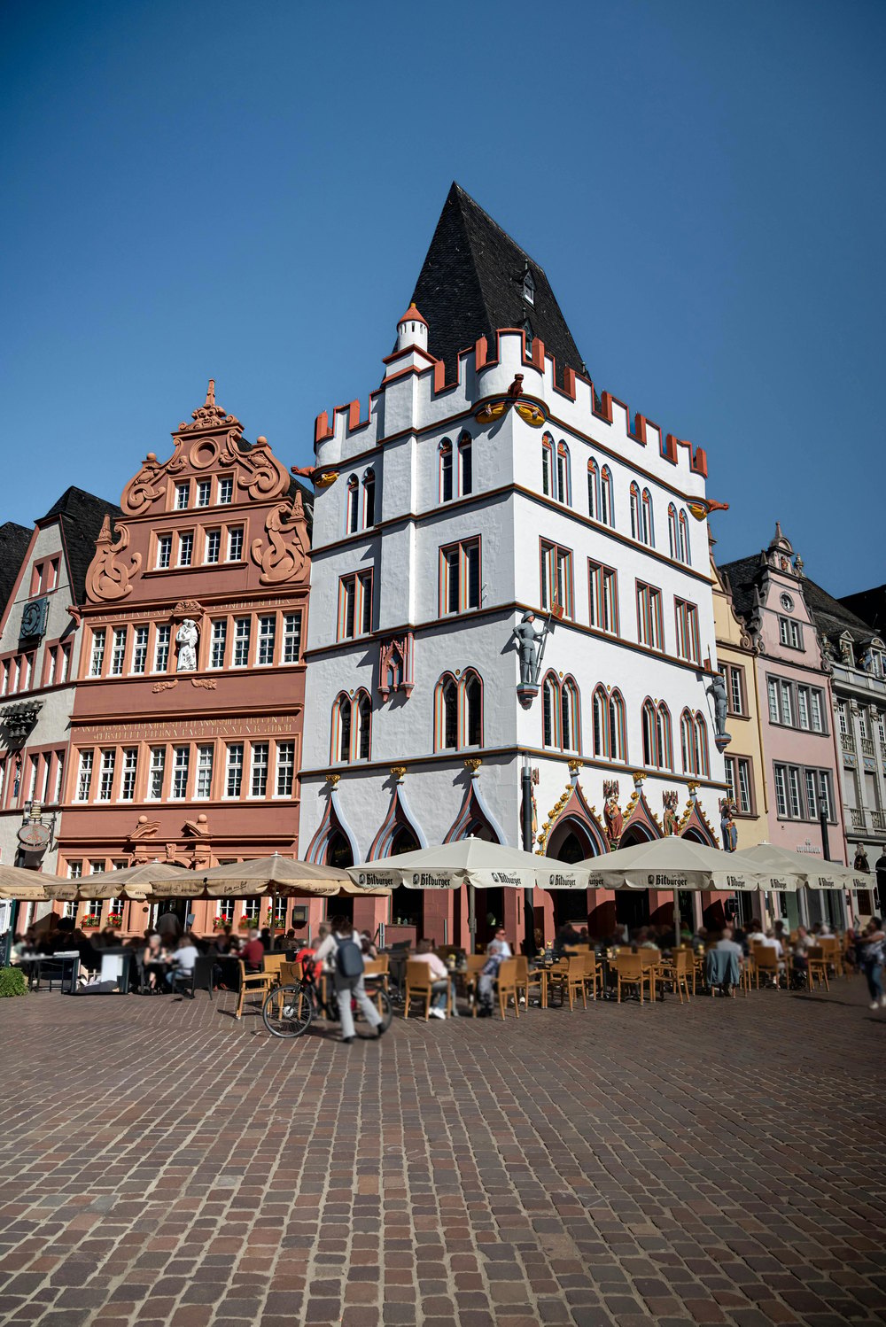 Der Trierer Hauptmarkt mit der Steipe und dem Roten Haus