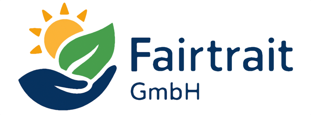 Logo: Eine Hand hält ein Blatt mit Sonne, daneben der Text "Fairtrait GmbH".
