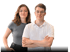 Eine junge Frau und ein junger Mann stehen nebeneinander, der Mann trägt ein weißes Poloshirt und eine Brille.