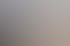 Eine Person hält einen weißen Eingabestift über ein Tablet auf einem Holztisch.