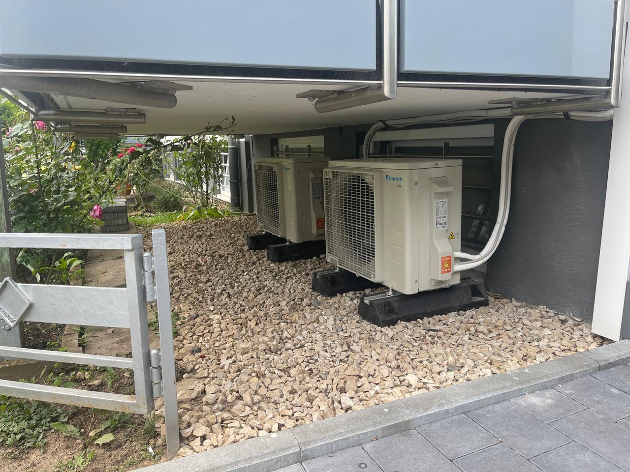 Techniker von MAK Klimatechnik bei der Montage einer Klimaanlage