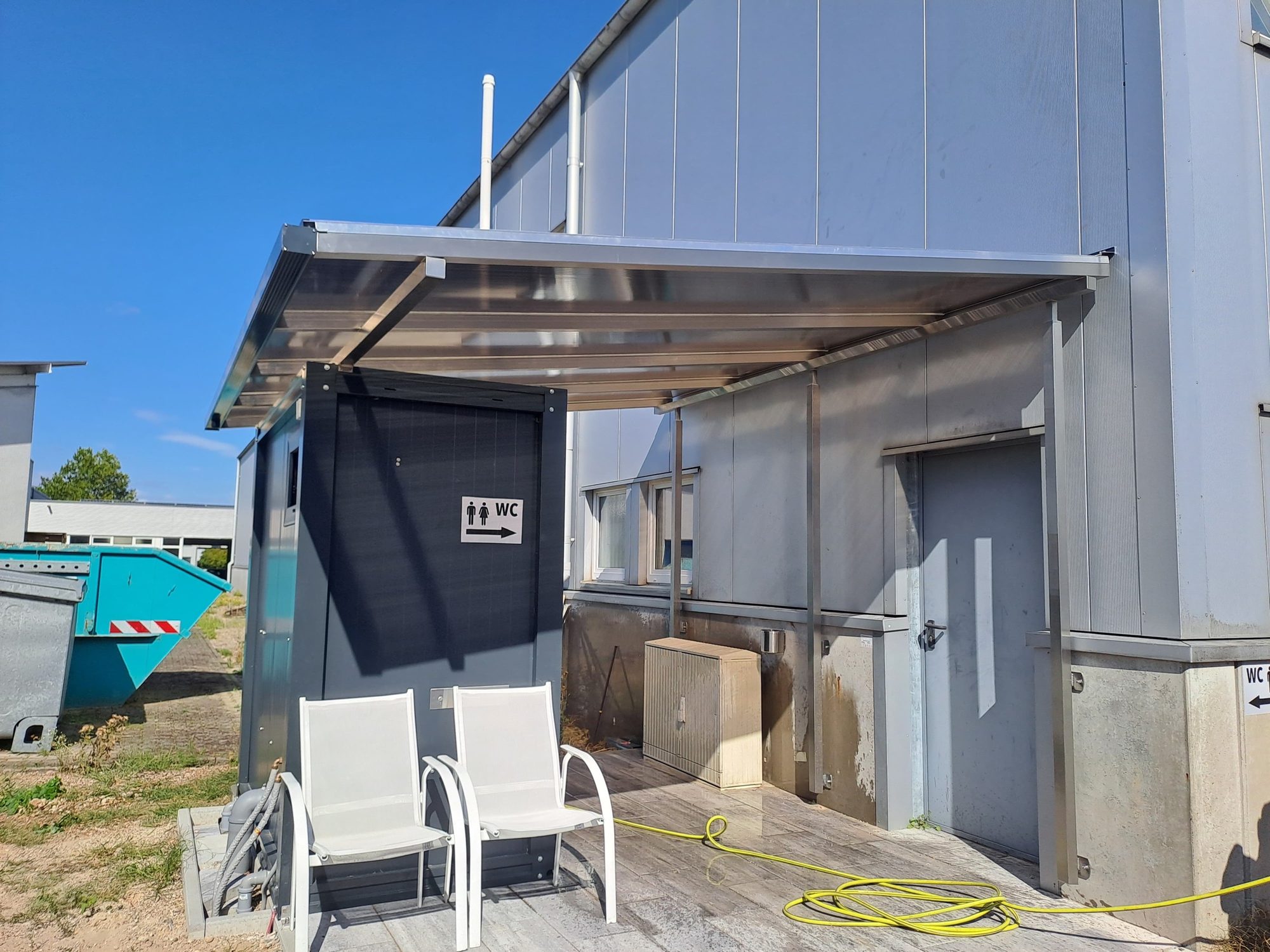 Vordach aus Edelstahl mit Polycarbonat-Eindeckung an einem Gewerbegebäude