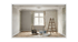 Renovierung eines Zimmers mit Holzleiter, Farbeimern, Werkzeugkasten und teils tapezierten Wänden mit Stuckdecke.