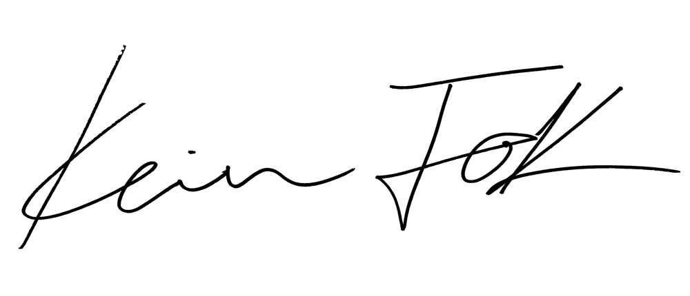 Schwarze, handschriftliche Signatur, die "Kein Jok" auf einem dunkelgrünen Hintergrund liest.