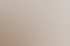 Heller Wohnbereich mit rundem Esstisch und einem Kunstdruck an der Wand