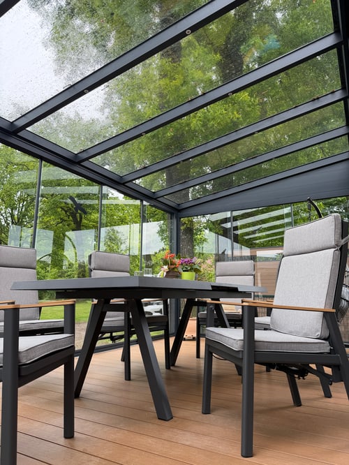 Glasdach über Esstisch im Garten