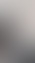 Ein lächelnder Mann in weißem Hemd und Jeans präsentiert auf einem Bildschirm mit der Aufschrift „Jahr“ und „Lebensdauer“.