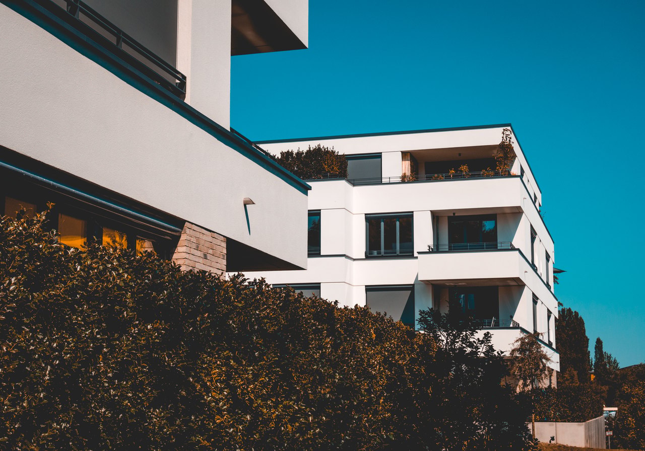 Moderne weiße Wohngebäude mit Balkonen