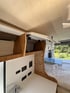 Stauraum und Oberschränke im Reisewagen-Innenausbau mit Holzoptik – durchdachtes Möbeldesign für Ordnung und Funktionalität im mobilen Zuhause