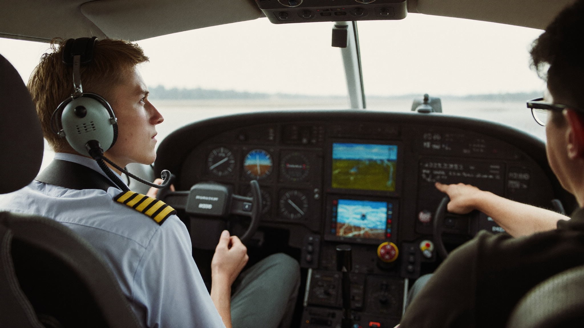 Flugschueler und Fluglehrer im Cockpit