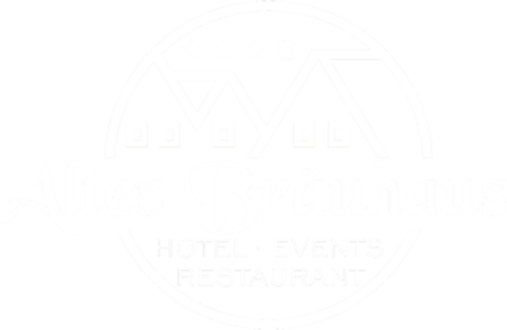 Logo "Altes Bräuhaus HOTEL · EVENTS RESTAURANT" mit zwei Häusern und drei Sternen in einem Kreis.