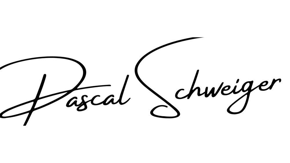 Der Name "Pascal Schweiger" ist in schwarzer, verschnörkelter Schrift auf einem dunkelgrünen Hintergrund geschrieben.