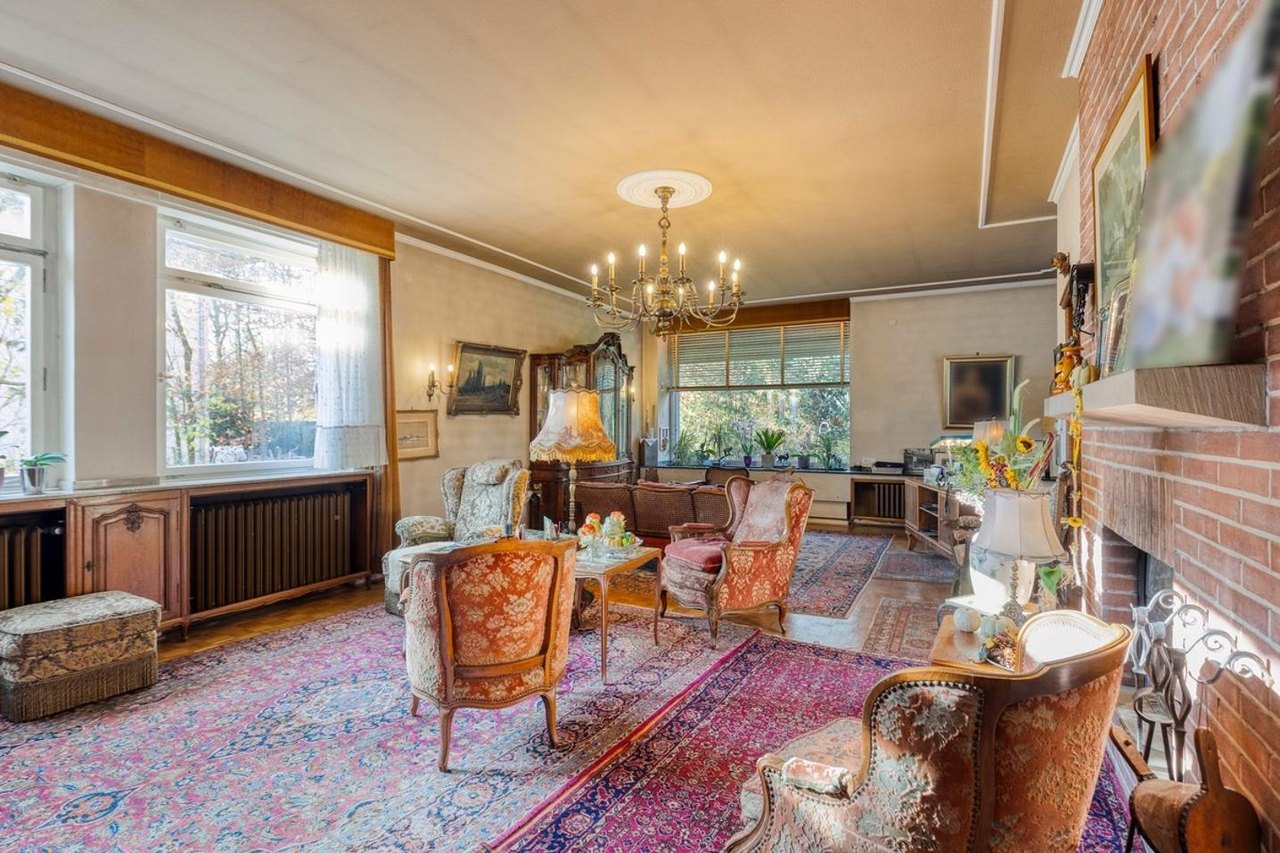 Großes Wohnzimmer mit Fensterfront zum Garten