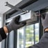 Hausmeister bei der Kontrolle eines Gebäudes