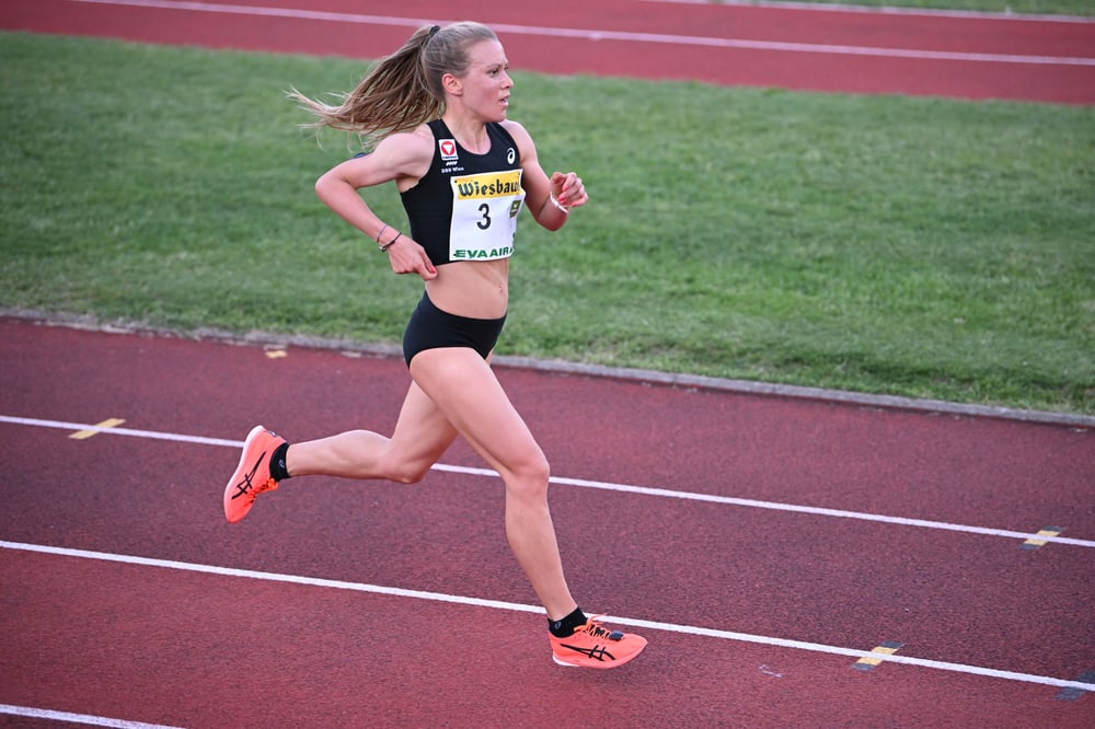 Julia Mayer im Rennen bei den Staatsmeisterschaften über 10.000 Meter 2022
