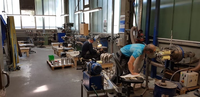 Mitarbeiter an Maschinen in einer Werkstatt