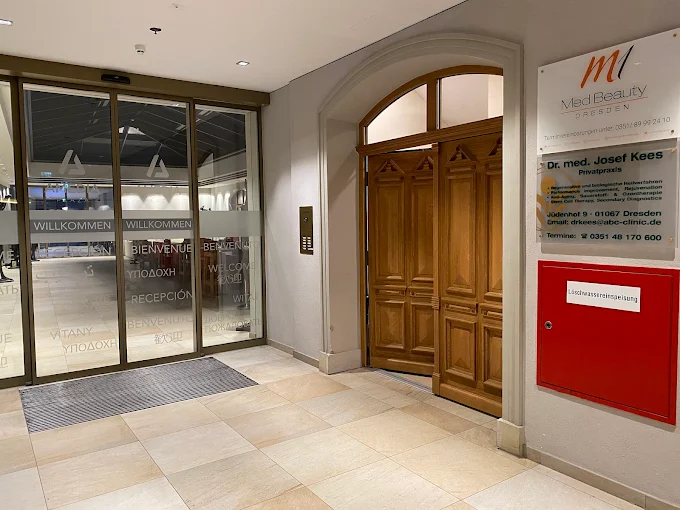 Eingang der Privatpraxis Dr. Josef Kees in Dresden