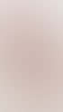Verschwommenes Porträt einer Frau im Profil von der Schulter aufwärts.