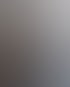 Mann hält eine Kamera auf einem Gimbal.