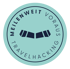 Rundes Logo mit den Worten "MEILENWEIT VORAUS TRAVELHACKING" und einem stilisierten aufgeschlagenen Buch.