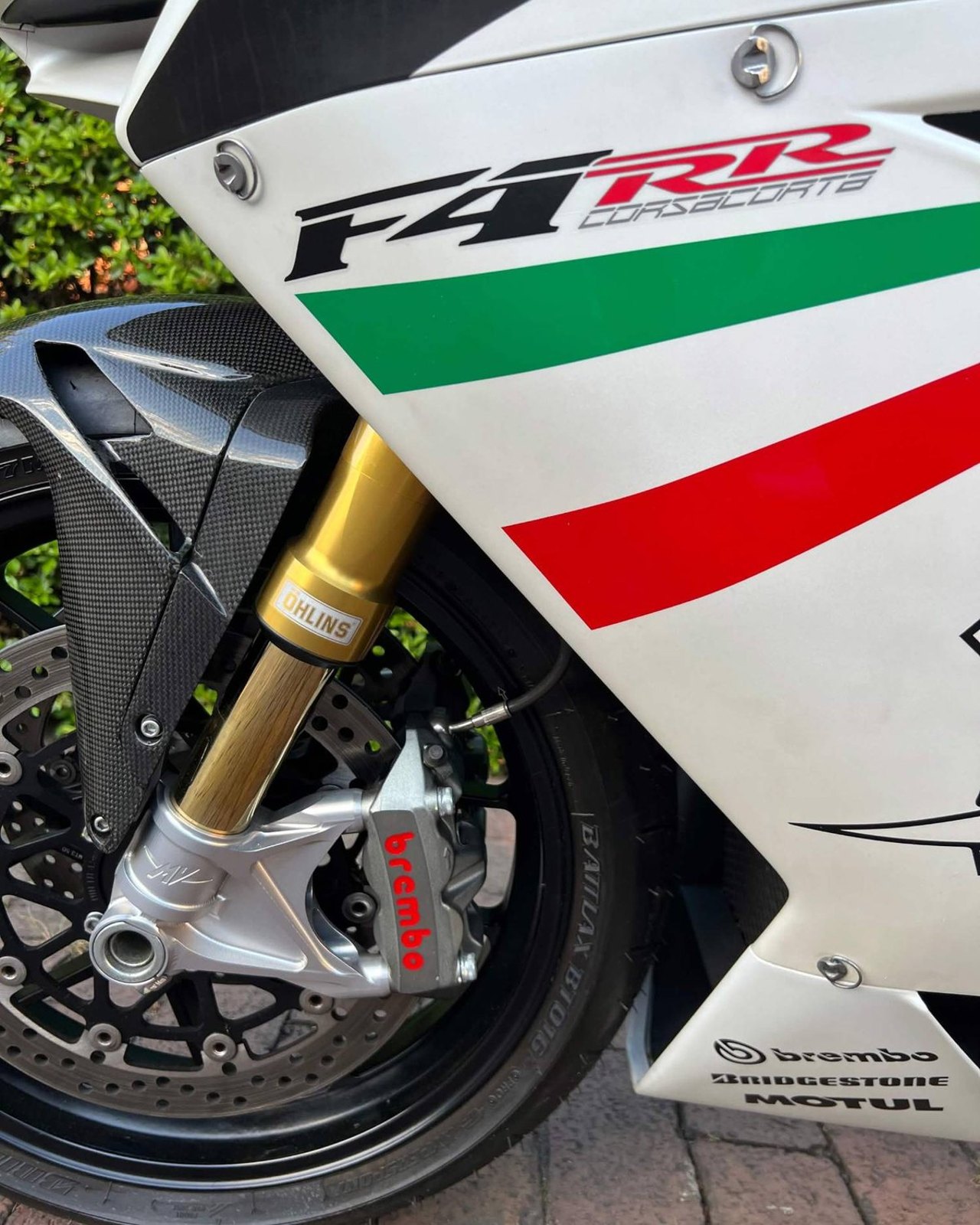 Motorrad-Vorderrad mit Gabel und Bremssattel im Detail