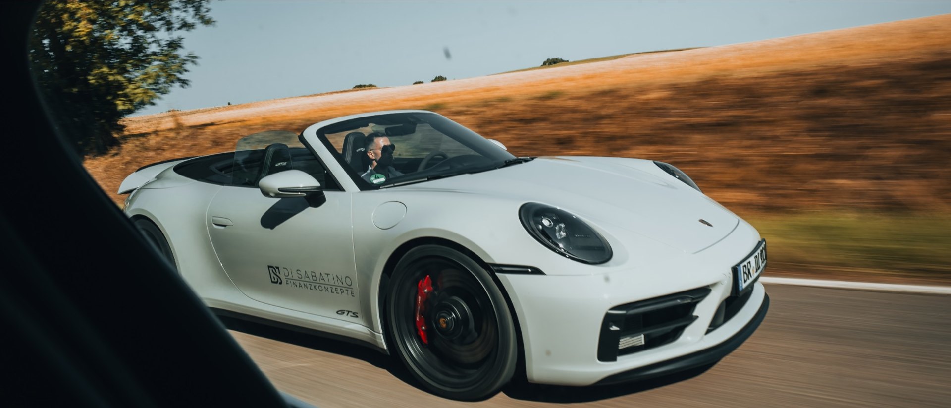 Rolling Shot: Porsche 911 GTS Cabriolet auf der Landstraße