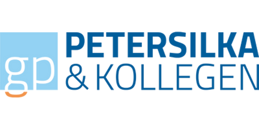 Logo "Petersilka & Kollegen": hellblaues Quadrat mit Umrissbuchstaben "gp" und orangefarbenem Halbkreis, daneben dunkelblauer Text.