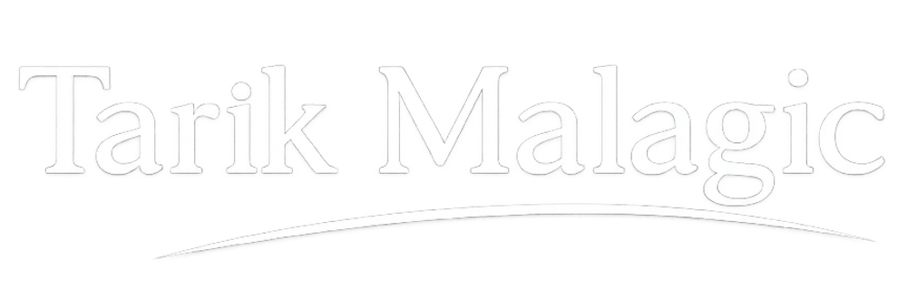 Weißer Text "Tarik Malagic" mit geschwungener Linie darunter auf dunkelgrünem Hintergrund.