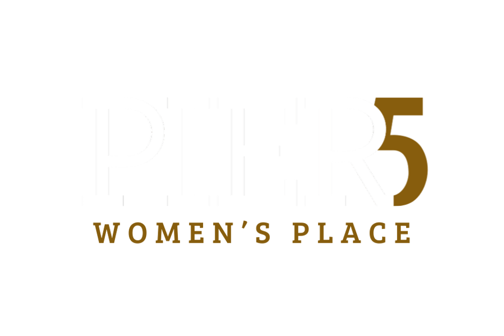 Grünes Logo mit weißem Text "PIER" und braunem Text "5 WOMEN'S PLACE".