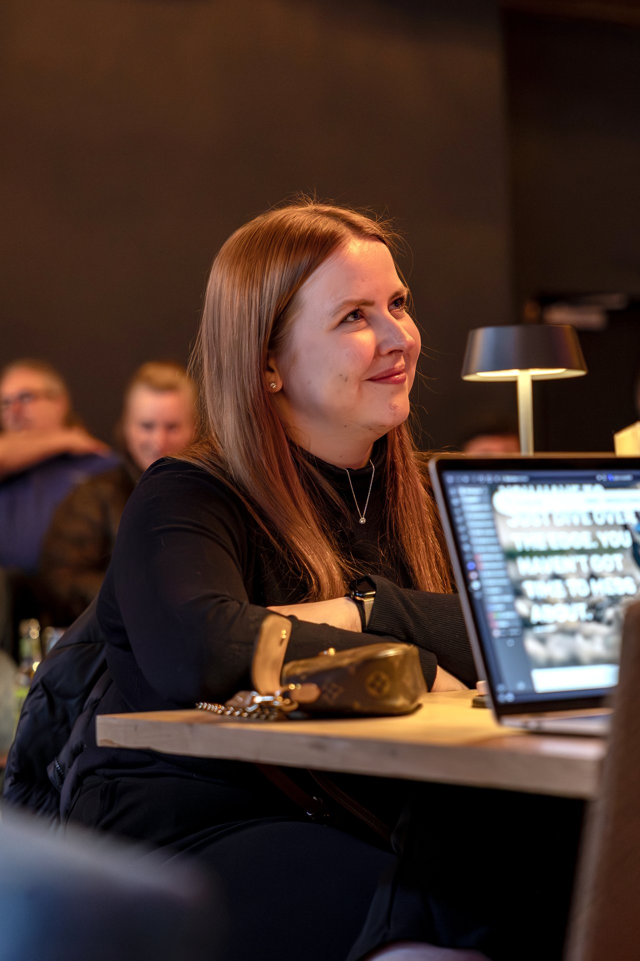 Teilnehmerin am Laptop während des 12-Minuten-Events in Leipzig