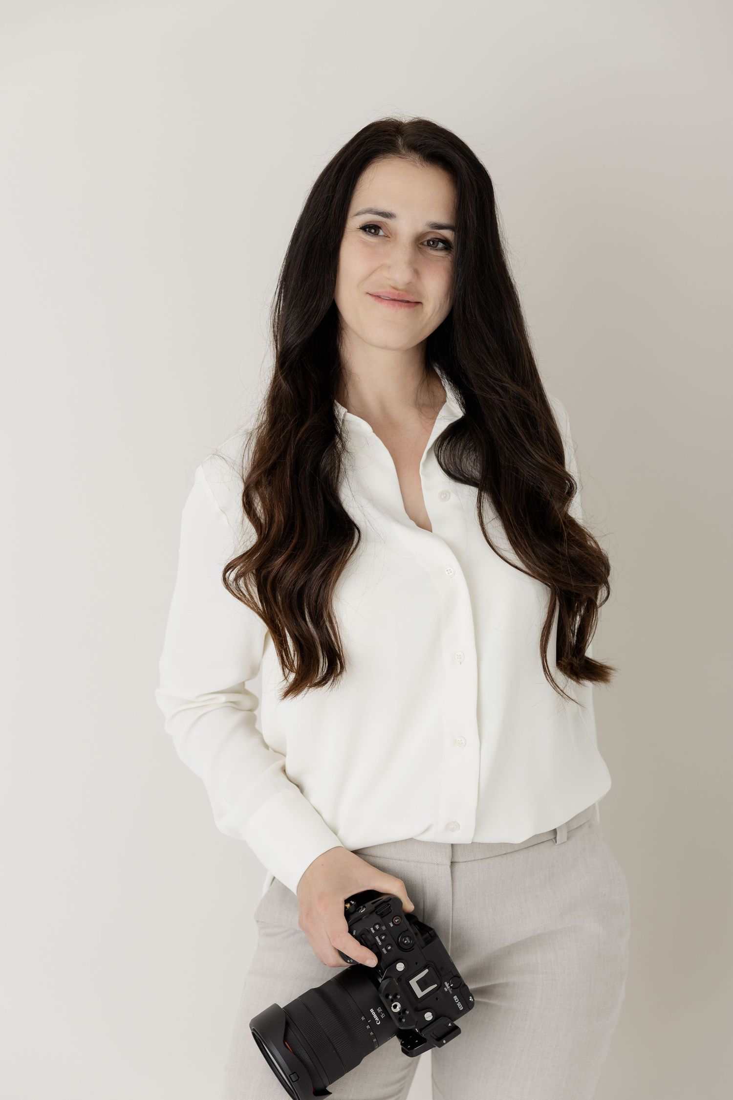 Fotografin Isabela Varganov mit Kamera in der Hand im Studio