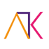 Stilisierte Buchstaben „AK“ in Orange, Violett und Pink auf dunkelgrünem Hintergrund.