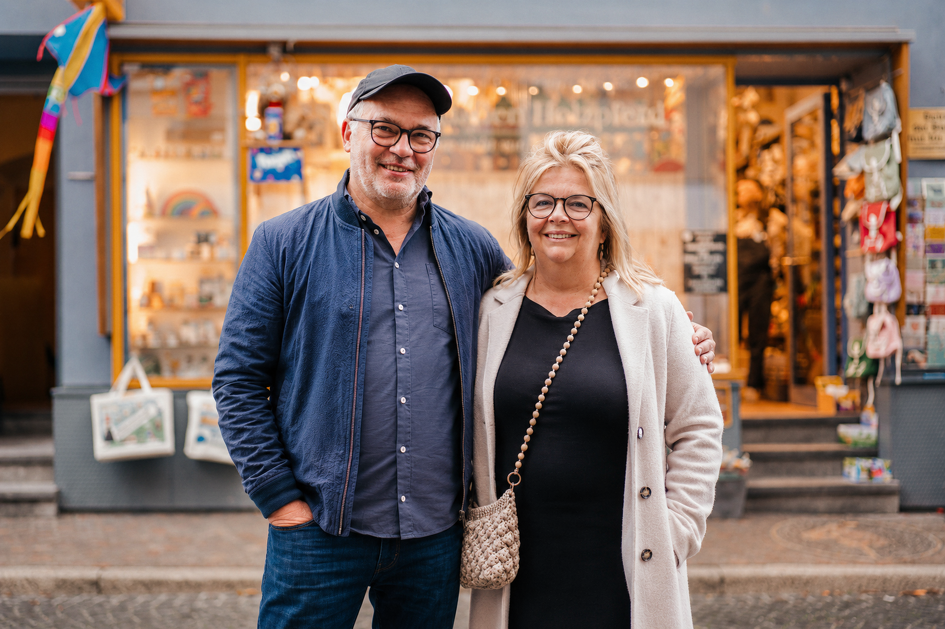 Petra und Michael Hauser vor ihrem Spielzeugladen Holzpferd in Freiburg