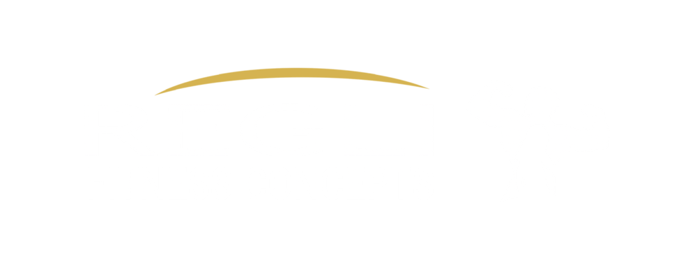 Regli Fitness Concepts Logo mit einem goldenen Bogen über "REGLI" und Silhouetten von einem Bodybuilder und einer Frau.