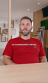 Ein bärtiger Mann in rotem T-Shirt mit Mikrofon, Text: "DIE ZUSAMMENARBEIT WAR GEIL."