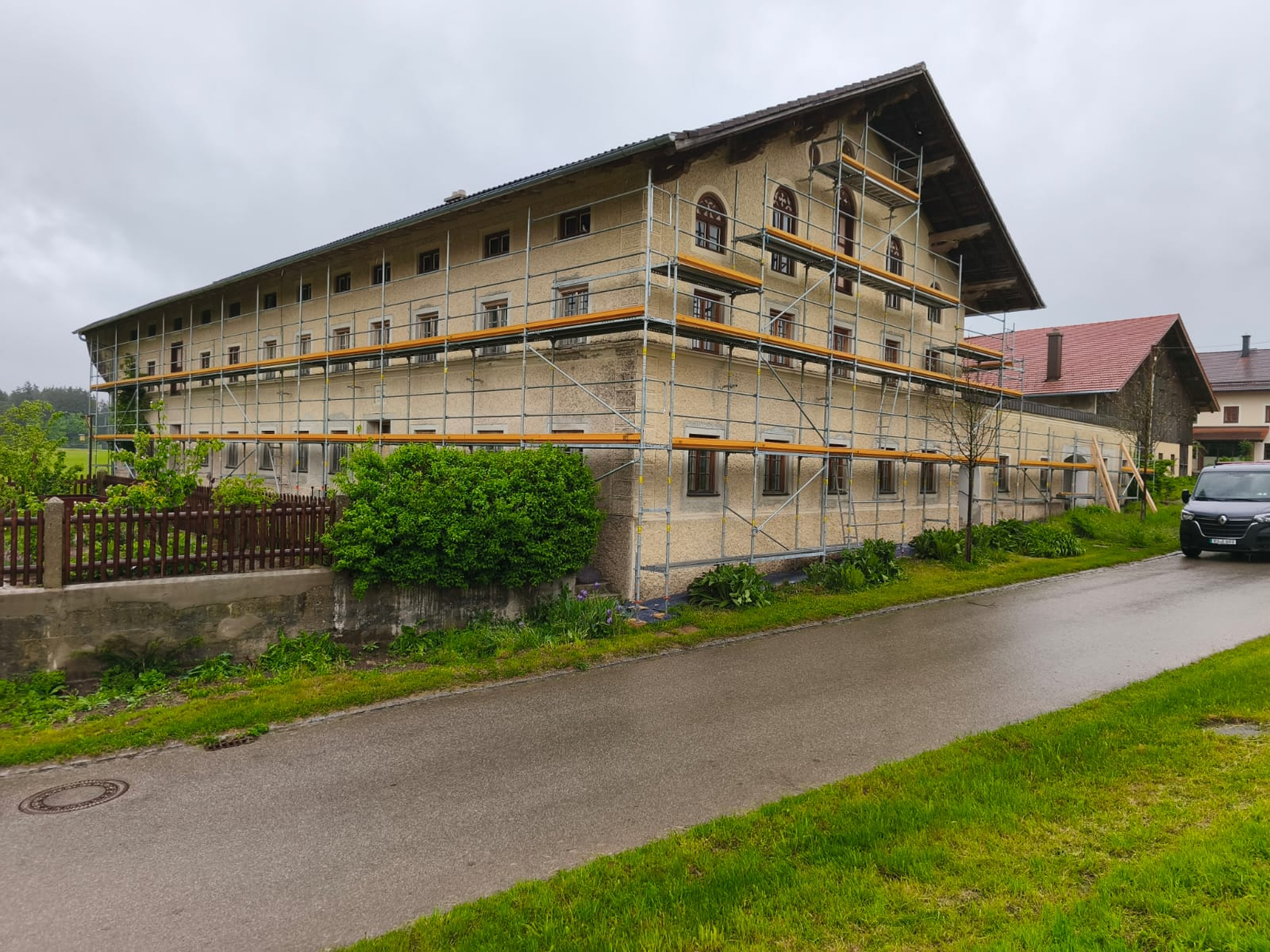 Eingehülltes Bauernhaus mit Fassadengerüst der Gerüstbau Herzog GmbH