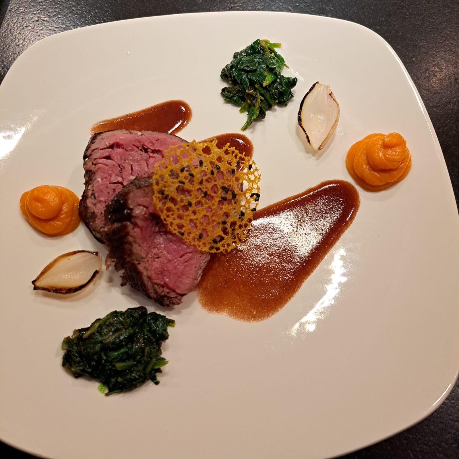 Rinderfilet mit Spinat und angebrannten Zwiebeln — privater Kochkurs in Ottobrunn