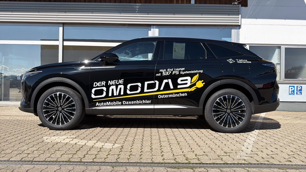 Omoda 9 vor dem Showroom von AutoMobile Daxenbichler