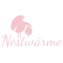 Zwei rosafarbene stilisierte Vögel auf dem Schriftzug „Nestwärme“ vor dunkelgrünem Hintergrund.