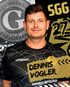 Mann mit schwarzem Trikot, Uhlsport-Logo, Dennis Vogler, Zentrales Mittelfeld, SG Großziethen 27.