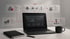 Laptop auf einem Schreibtisch mit schwebenden digitalen Fenstern, die Prozessabläufe und Business-Symbole darstellen.