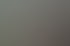 Eine Frau spricht mit einem Mann an einem Schreibtisch im Büro.