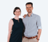 Porträt eines Ehepaars, das gemeinsam als Coaches arbeitet. Die Frau legt lässig die Hand auf die Schulter ihres Mannes. Beide blicken freundlich in die Kamera. Neben dem Foto steht der Text: Coaching für Führungskräfte und Unternehmer in Wien – individuelles Coaching, das Führungsqualitäten stärkt.