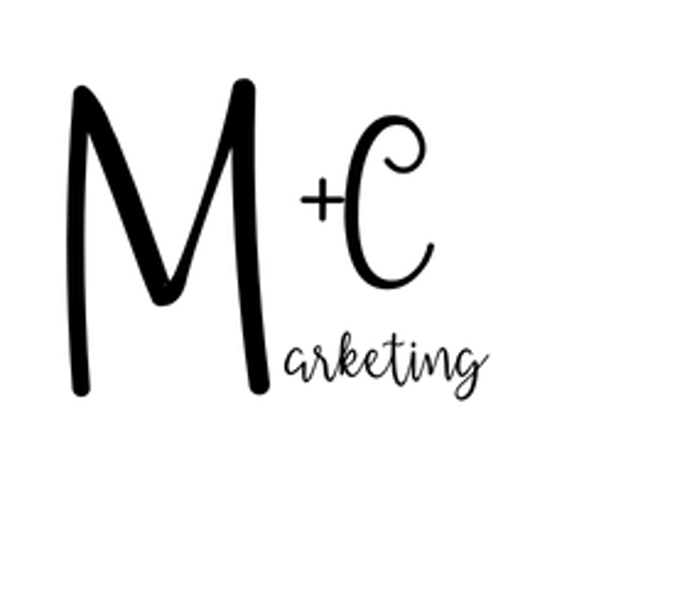 M+C Marketing Logo, schwarzer Text auf dunkelgrünem Hintergrund.