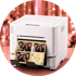 Weißer Fotodrucker druckt goldenes Foto mit vier Party-Selfies und Text "40 Marta Birthday 24.10.2023".